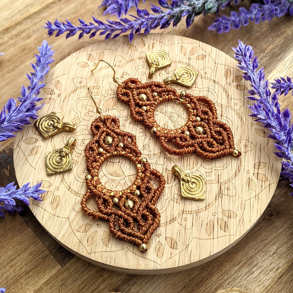 Handcrafted macramé earrings with brass details, perfect as a gift from a small business for hippie, and wellbeing-focused clients.